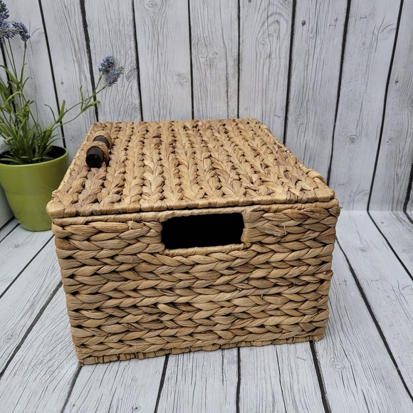 Natural Hyacinth Basket with Lid and Wooden Handle - Picture 2 of 9